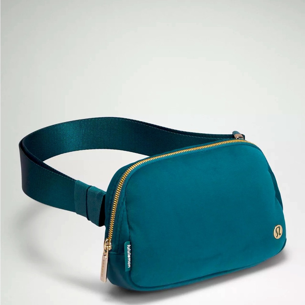 💫Lululemon green + gold velour belt bag